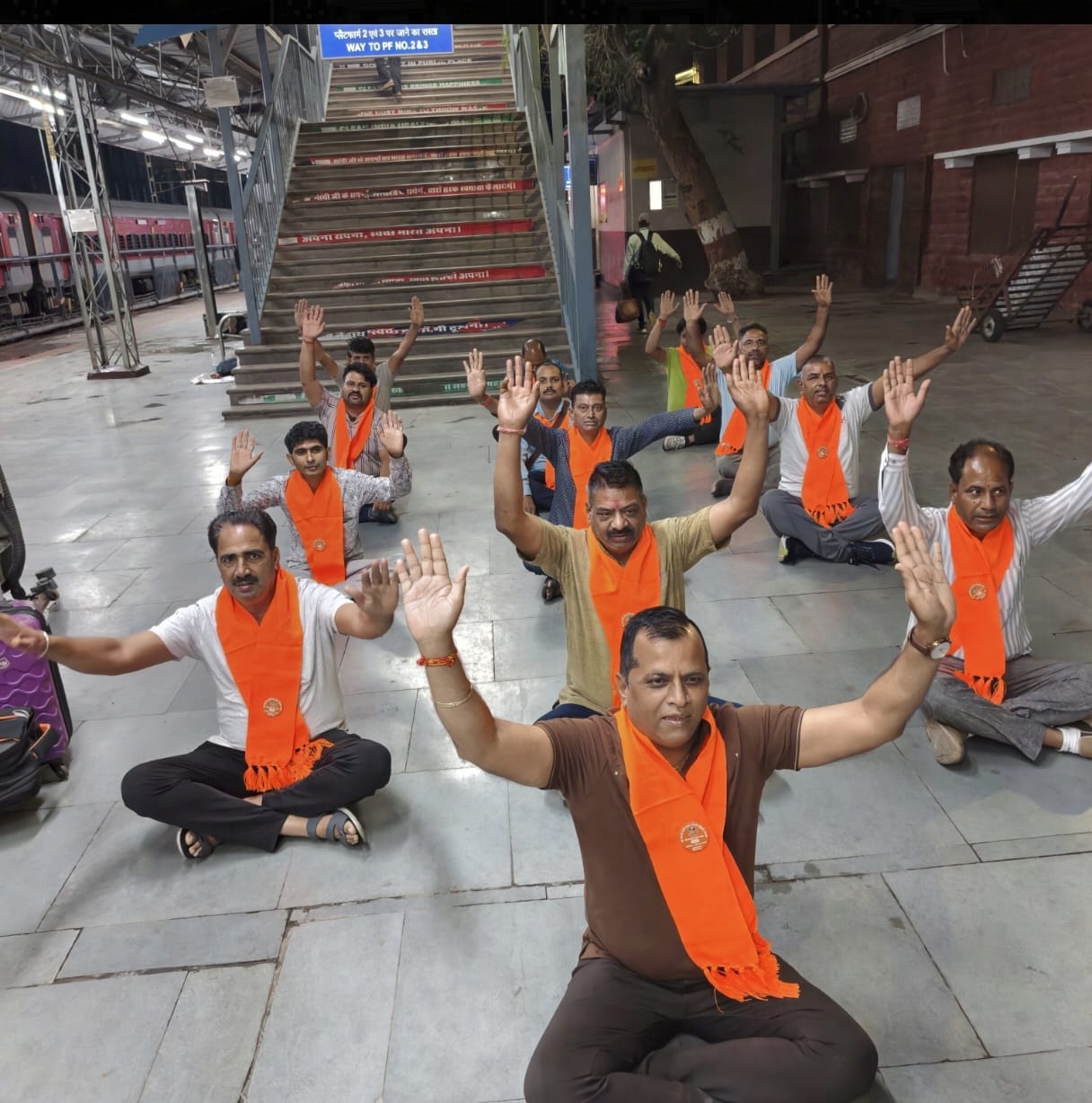 14वीं लगातार श्री वैष्णोदेवी माता दी यात्रा का शुभारंभ, 6 दिवसीय यात्रा के लिए श्रद्धालु रवाना 1 वैष्णोदेवी माता