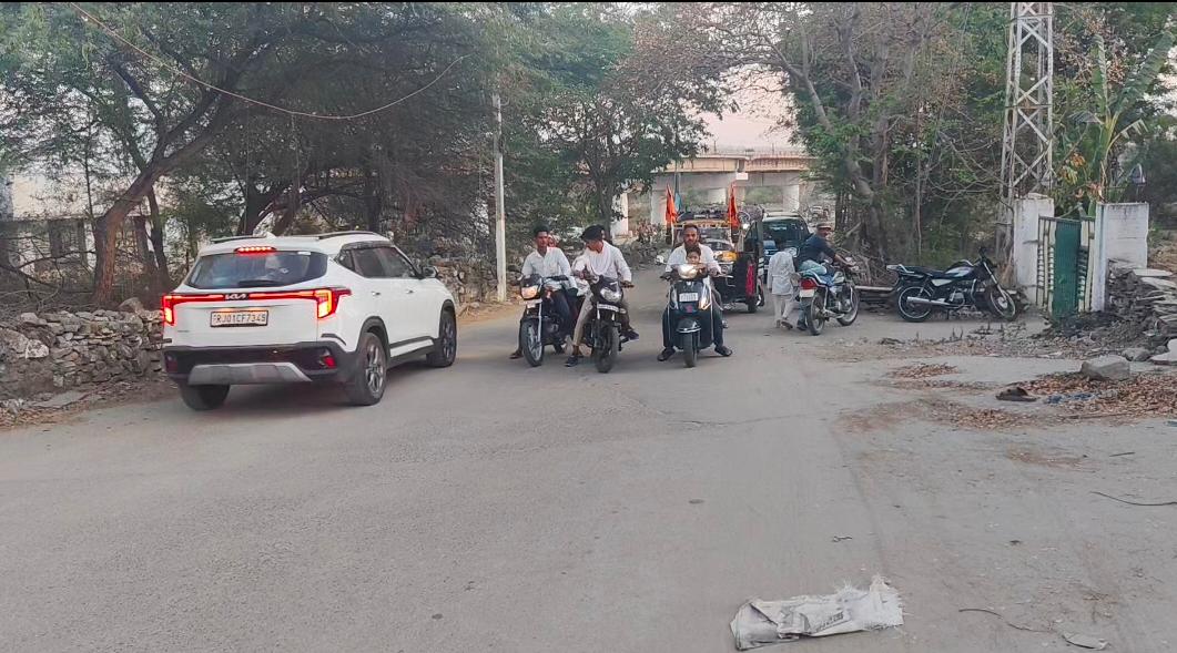 5 साल से अधूरा “कोठारी नदी ब्रिज” बना सिरदर्द, शॉर्टकट रास्ता बन रहा हादसों की वजह 1 WhatsApp Image 2026 04 18 at 10.55.48 AM