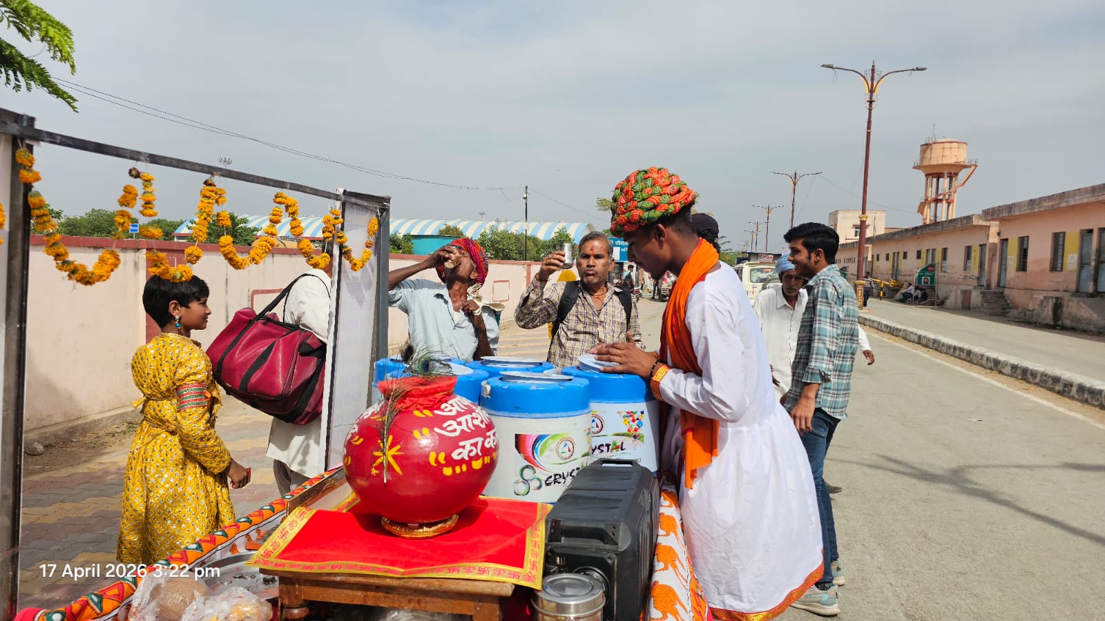 किसान बनकर निकले जादूगर नरेश: सांवरिया सेठ मंदिर से 21 किलोमीटर पहले तक की विशाल जल सेवा, श्रद्धालुओं को मिली राहत 1 WhatsApp Image 2026 04 18 at 9.26.23 PM 1