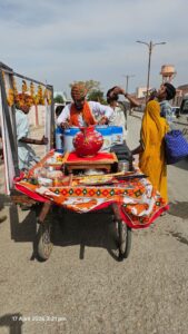 किसान बनकर निकले जादूगर नरेश: सांवरिया सेठ मंदिर से 21 किलोमीटर पहले तक की विशाल जल सेवा, श्रद्धालुओं को मिली राहत 2 WhatsApp Image 2026 04 18 at 9.26.23 PM