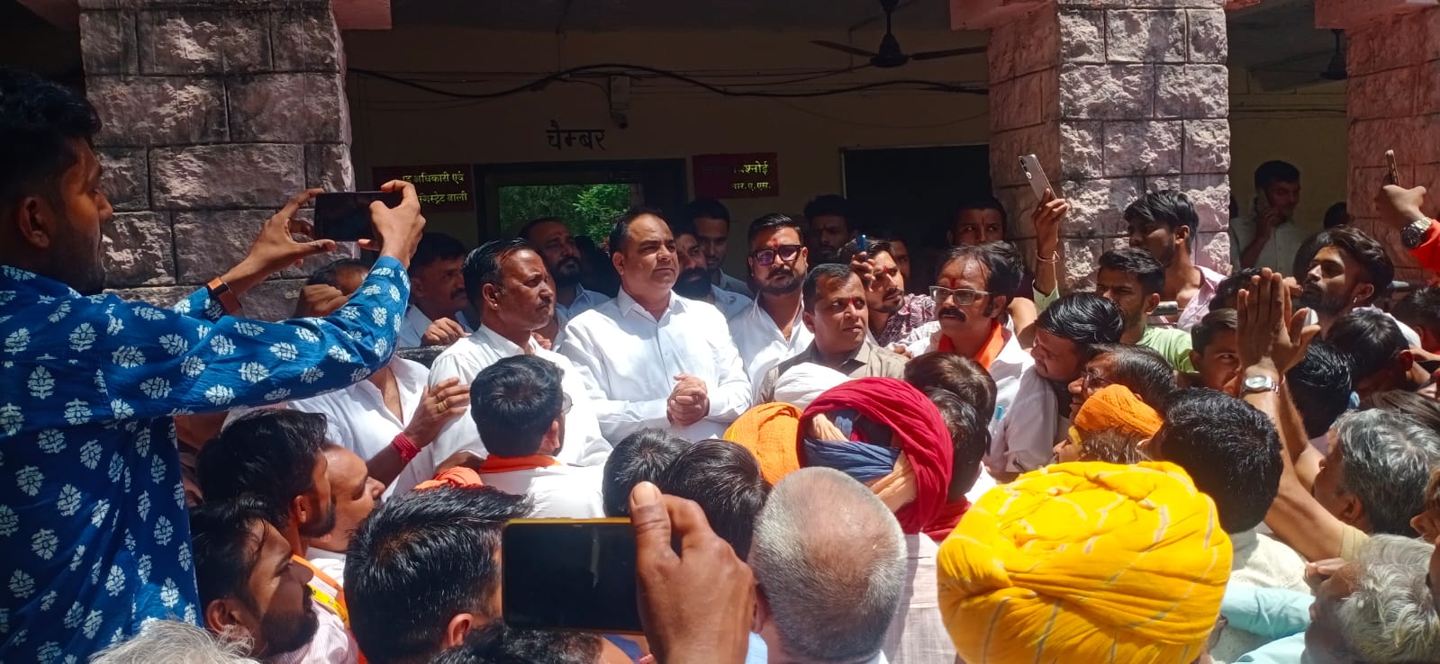साधु संतों की निश्रा में सैकड़ों गौ भक्तों ने गौ सम्मान दिवस पर राष्ट्रपति के नाम दिया ज्ञापन 1 WhatsApp Image 2026 04 27 at 10.33.16 PM