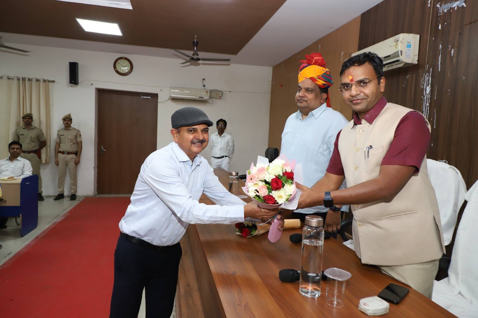 पाली को मिले नए जिला कलक्टर: डॉ. रवीन्द्र गोस्वामी ने संभाली कमान, एलएन मंत्री को भावभीनी विदाई 1 658156365 1251026053880653 1089086420141473425 n