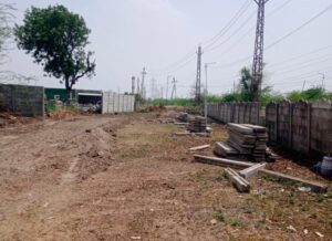 कब्जाधारियों का कहर! सर्विस रोड पर अवैध बाउंड्री, नहर का पानी भी बंद 3 IMG 20260515 WA0051