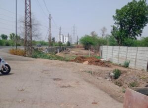 कब्जाधारियों का कहर! सर्विस रोड पर अवैध बाउंड्री, नहर का पानी भी बंद 2 IMG 20260515 WA0052