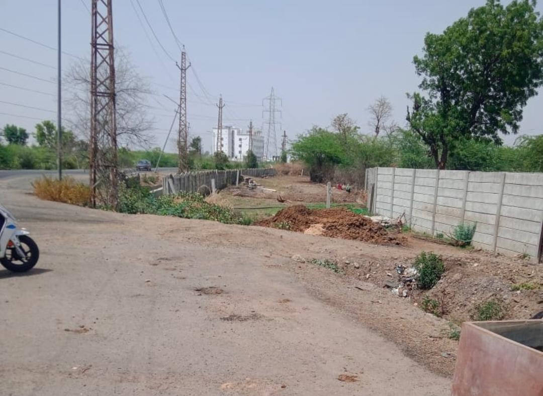 कब्जाधारियों का कहर! सर्विस रोड पर अवैध बाउंड्री, नहर का पानी भी बंद 1 IMG 20260515 WA0052