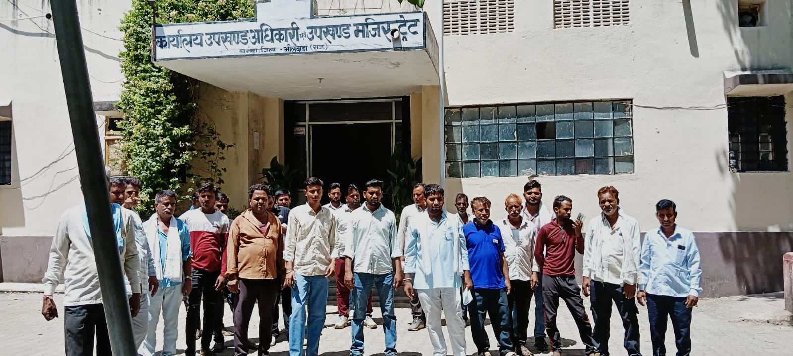 बनैड़ा में वाहन मालिकों और चालकों का आक्रोश, 13 सूत्रीय मांगों को लेकर SDM को सौंपा ज्ञापन 1 IMG 20260520 WA0031