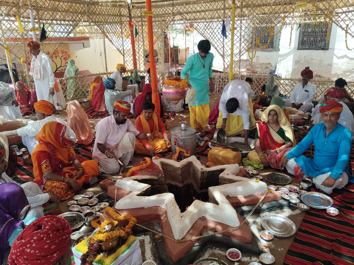 नवकुण्डात्मक श्री हरिहर महायज्ञ के चौथे दिन उमड़ी श्रद्धालुओं की भीड़, हवन श्रीमद्भागवत कथा एवं रामलीला में भक्तों ने लिया धर्म लाभ 1 WhatsApp Image 2026 05 24 at 8.15.15 PM