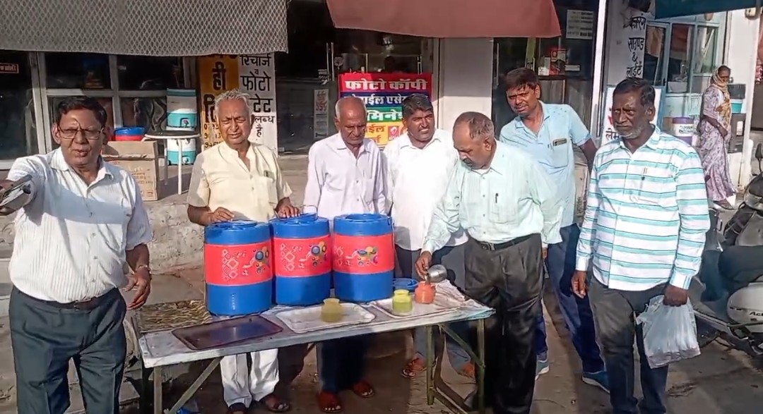 निर्जला एकादशी के पावन अवसर पर राहगीरों को पिलाया निम्बू की सिकजी और केरी पानी 1 IMG 20260626 WA0036