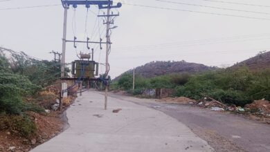 सड़क बनी, लेकिन बीच में खड़े रह गए बिजली के पोल! बनेड़ा में निर्माण कार्य पर उठे बड़े सवाल 11 WhatsApp Image 2026 06 07 at 7.51.42 PM