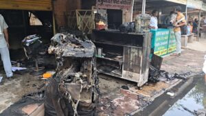 सवाई माधोपुर अल सुबह करीब 5:00 बजे कलेक्ट्रेट परिसर में लगी शर्मा फोटो स्टेट की दुकान में लगी आग फायर ब्रिगेड टीम ने आग बुझाई 2 WhatsApp Image 2026 06 11 at 2.36.59 PM