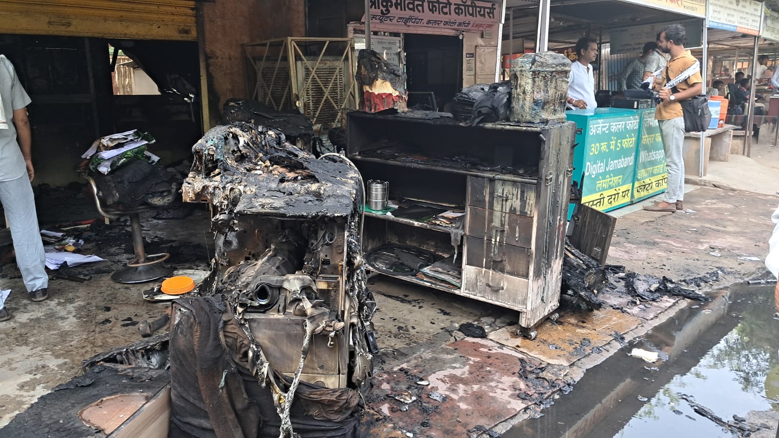सवाई माधोपुर अल सुबह करीब 5:00 बजे कलेक्ट्रेट परिसर में लगी शर्मा फोटो स्टेट की दुकान में लगी आग फायर ब्रिगेड टीम ने आग बुझाई 1 WhatsApp Image 2026 06 11 at 2.36.59 PM
