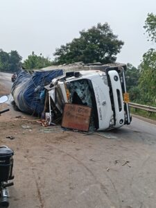 अनियंत्रित होकर पिकअप वैन पलटा, चालक हुआ घायल 2 WhatsApp Image 2026 06 18 at 6.40.44 PM