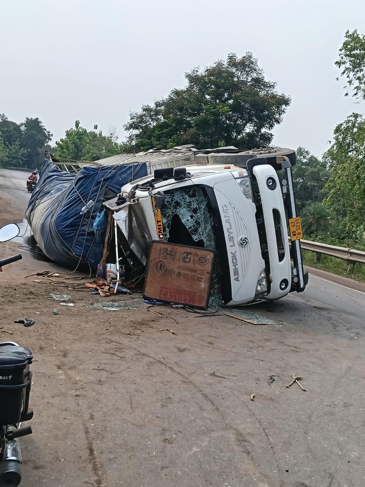 अनियंत्रित होकर पिकअप वैन पलटा, चालक हुआ घायल 1 WhatsApp Image 2026 06 18 at 6.40.44 PM