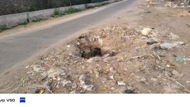 ठेकेदार की लापरवाही से लोगों की जान जोखिम में: सड़क पर बिखरी रेत और बीच सड़क पर खुला खड्डा, शिकायतों के बाद भी नहीं हुई कार्रवाई 11 WhatsApp Image 2026 07 13 at 7.13.51 PM