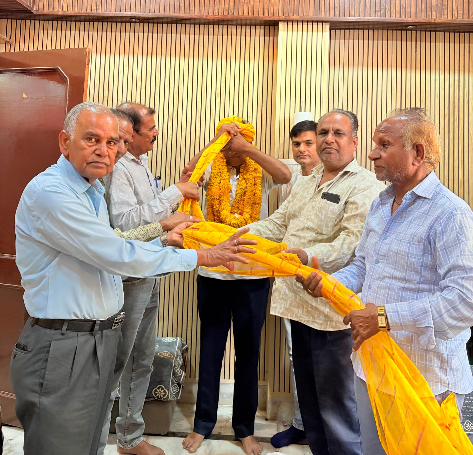 तहसीलदार बनकर बढ़ाया समाज का गौरव, सत्यनारायण पांचाल का साफा पहनाकर भव्य सम्मान 1 WhatsApp Image 2026 07 19 at 9.39.44 PM