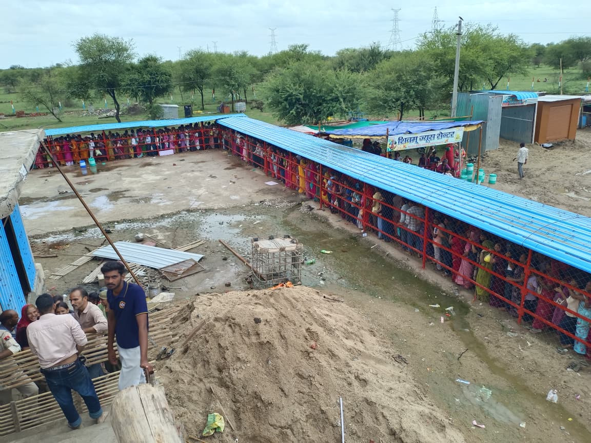 बारिश भी नहीं रोक सकी शिवभक्तों की आस्था, त्रिदेव महादेव मंदिर में प्रथम सावन सोमवार को उमड़ा जनसैलाब हजारो की संख्या में पहुचे भक्त 1 WhatsApp Image 2026 08 03 at 5.40.56 PM