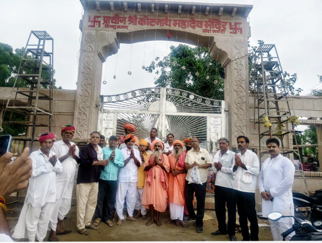 15 की आयु का दिवास्वप्न 50 वर्ष बाद साकार , प्राचीन कोटनाथ महादेव को भेंट किया भव्य प्रवेशद्वार 1 WhatsApp Image 2026 08 05 at 2.37.22 PM