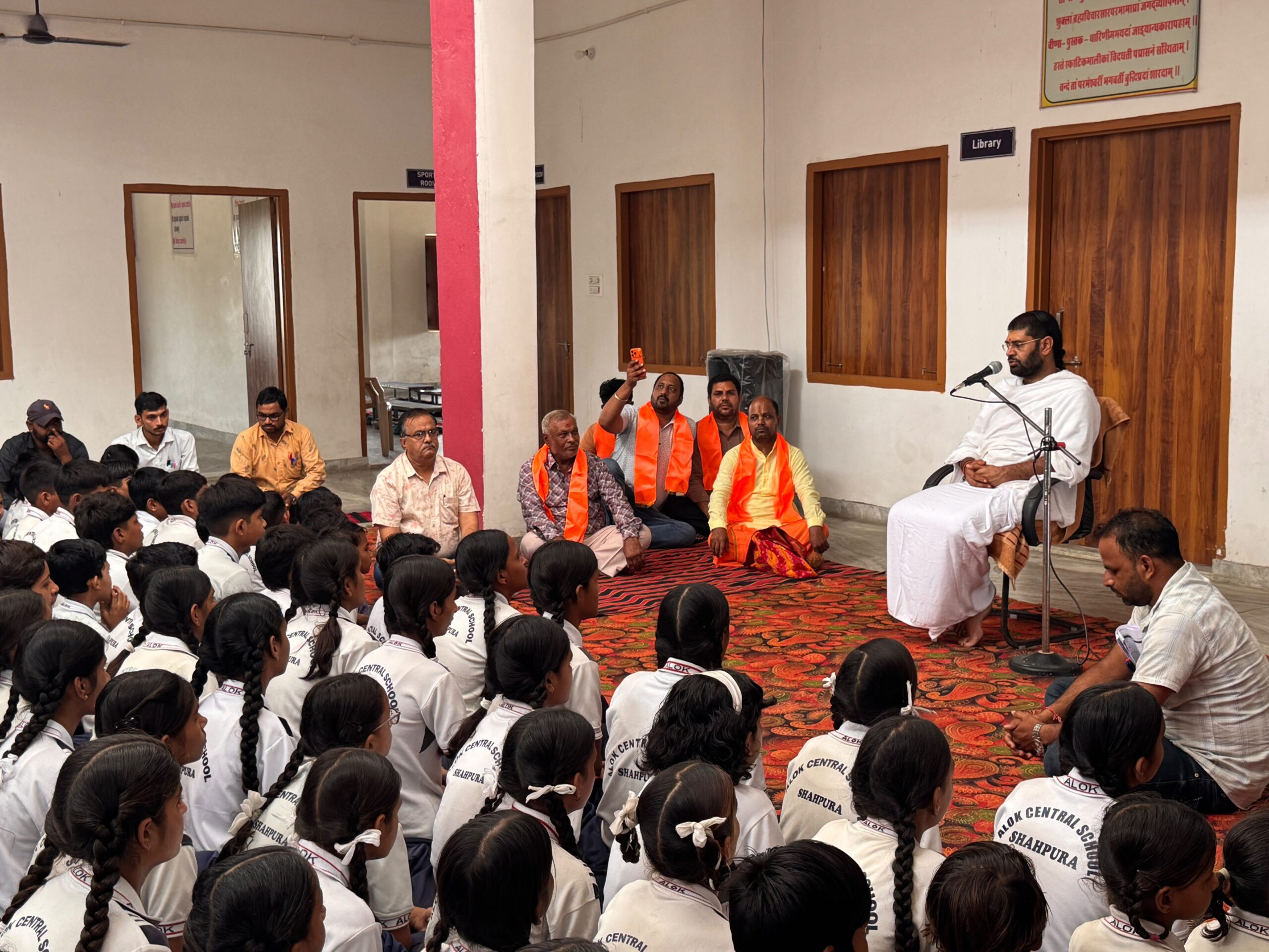 आलोक सेंट्रल स्कूल में गजेन्द्र गोपाल शास्त्री का प्रेरक उद्बोधन, विद्यार्थियों को दिए संस्कार और अनुशासन के संदेश 1 WhatsApp Image 2026 08 07 at 7.15.43 PM 1 scaled