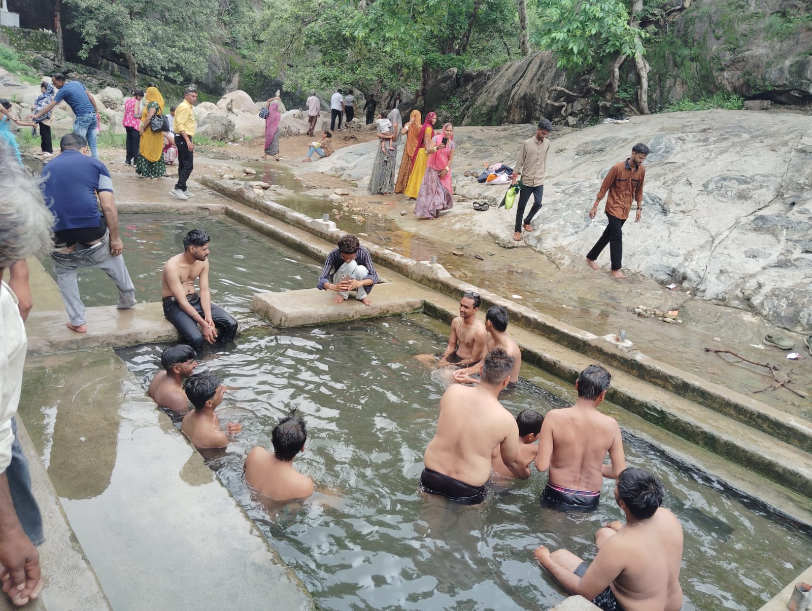 श्रावण का दुसरा सोमवार और अरावली की पर्वत श्रृंखला के प्राकृतिक रूप में विराजमान नगरेश्वर महादेव के दर्शन मे उमड़ा जनसैलाब 1 WhatsApp Image 2026 08 09 at 8.11.30 PM