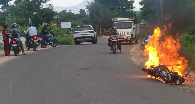 मोरी टेशन काम्बेश्वर महादेव गेट के सामने चलती बाइक बनी आग का गोला,बाइक सवार ने कूदकर बचाई जान 1 WhatsApp Image 2026 08 12 at 4.38.53 PM