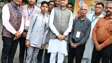 गहलोत के आवास पर सजी जादू की महफिल, भीलवाड़ा के नरेश ने दिखाया हुनर 12 WhatsApp Image 2026 08 17 at 8.11.00 PM