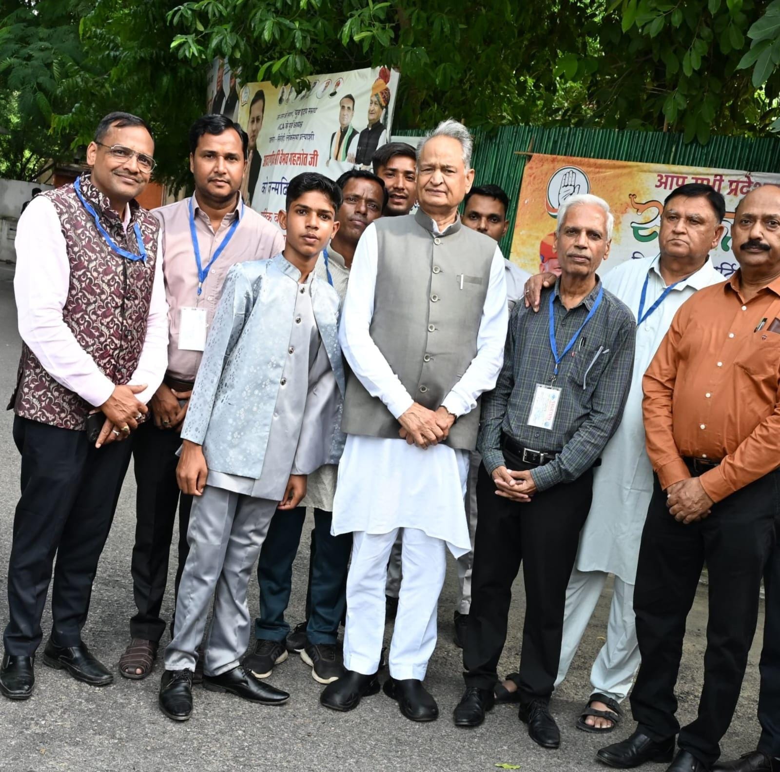 गहलोत के आवास पर सजी जादू की महफिल, भीलवाड़ा के नरेश ने दिखाया हुनर 1 WhatsApp Image 2026 08 17 at 8.11.00 PM