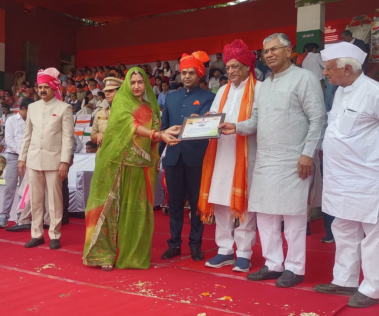 सियाट प्रशासक सुमन कंवर को जिला स्तर पर सम्मानित होने पर गांव में आई खुशी 1 WhatsApp Image 2026 08 22 at 5.38.12 PM