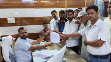 इटुंदा में सड़क निर्माण के नाम पर बड़ा खेल: भाजपाई समर्थित दुकानदारों को राहत, आम गरीबों की रोजी-रोटी पर आफत! 12 WhatsApp Image 2026 08 26 at 1.43.12 PM