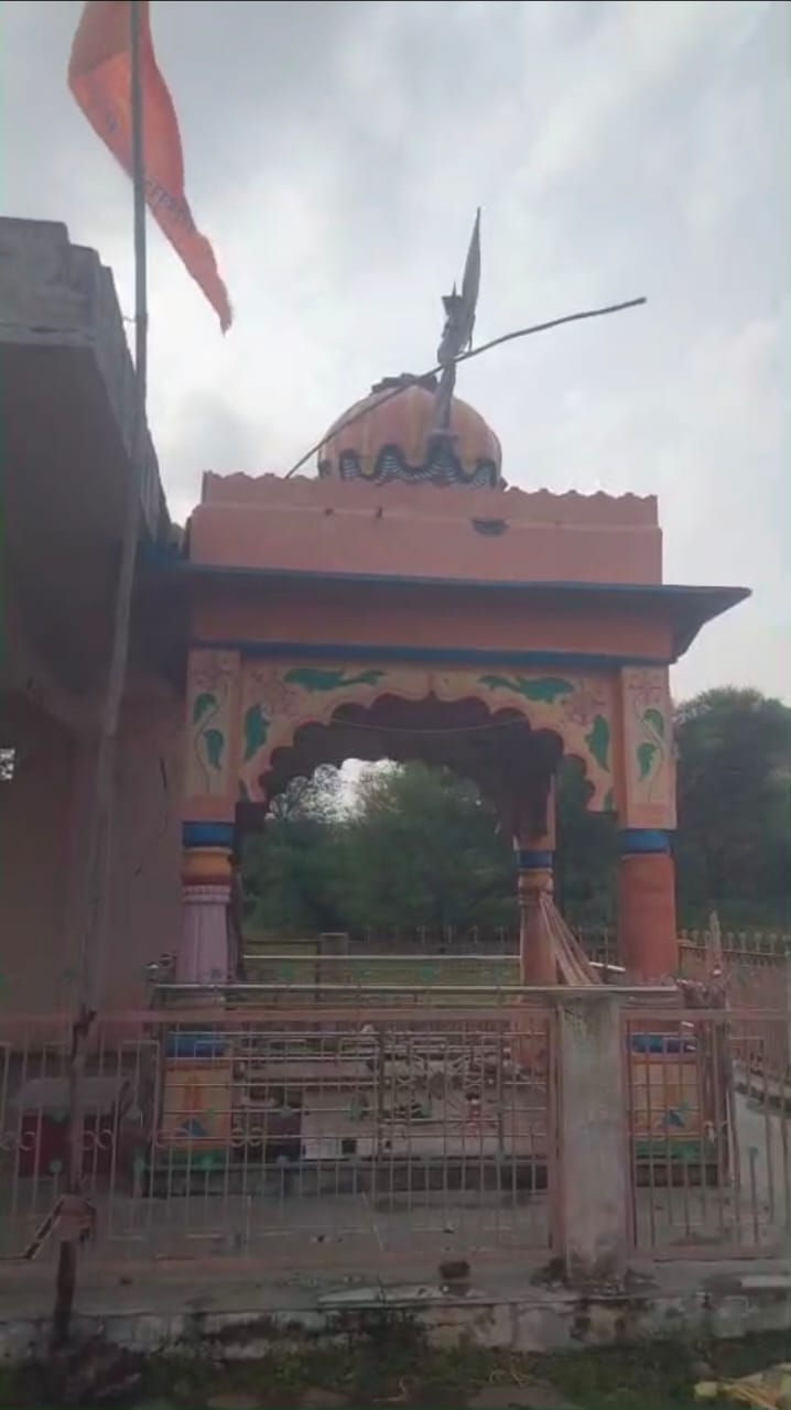 सोपूरा में हीरापुरी महाराज के मंदिर पर गिरी आकाशीय बिजली, कलश टूटा 1 WhatsApp Image 2026 08 27 at 4.48.44 PM