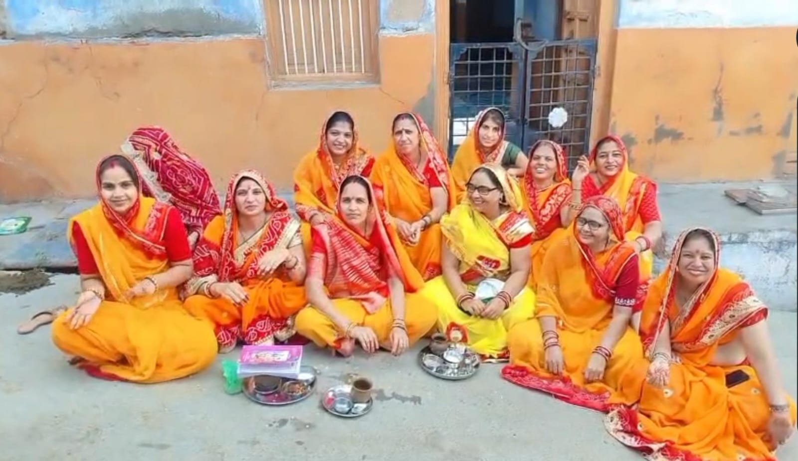 बछबारस पर्व पर गौमाता और बछड़ों की पूजा महिलाओं ने व्रत रखकर परिवार की सुख-समृद्धि की कामना की 1 WhatsApp Image 2026 09 08 at 4.11.42 PM