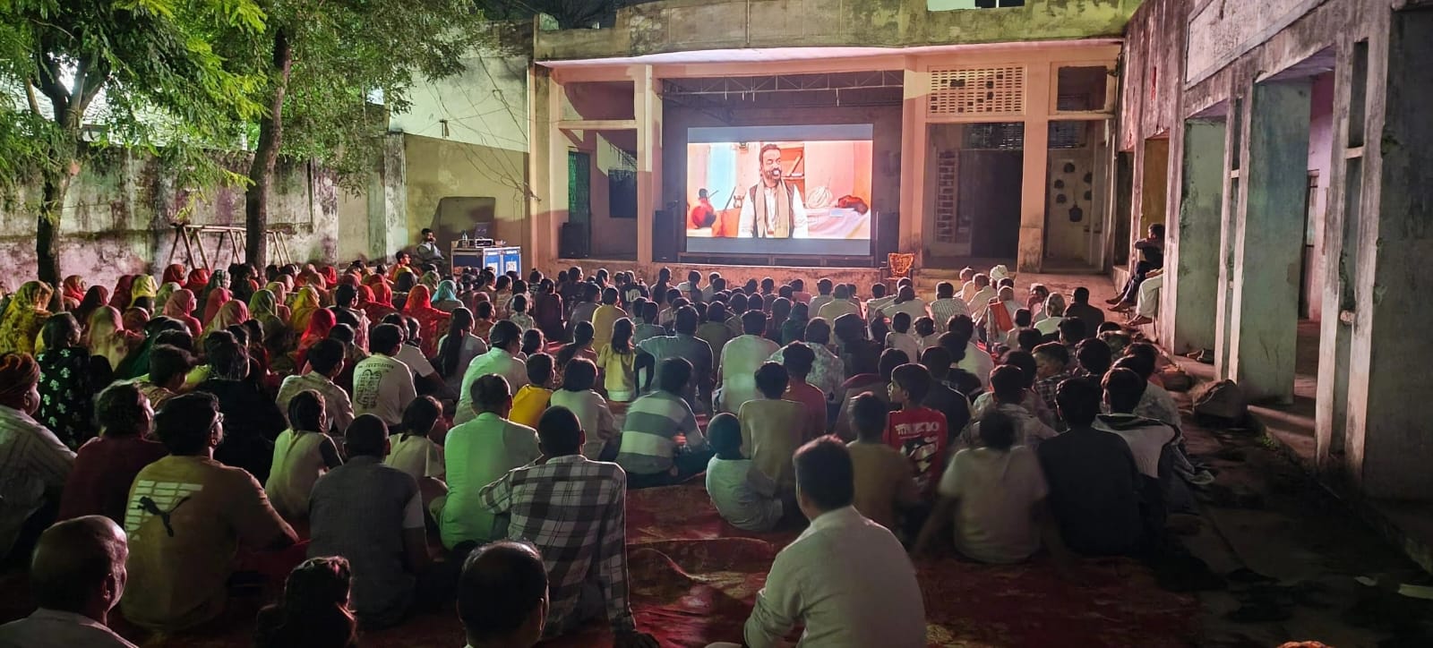 गुरला में बड़ी स्क्रीन पर ग्रामीणों ने लिया दिव्य फिल्म हनुमान अंश का आनंद, सामुहिक हनुमान चालीसा पाठ किया 1 WhatsApp Image 2026 10 04 at 12.23.32 PM